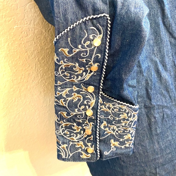 SKULLY NWT DENIM EMBROIDERED BUTTON DOWN T… - Picture 6 of 6